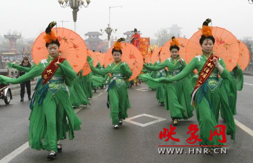 　　3月30日上午,開封市舉行2013中國(開封)清明文化節(jié)踏春巡游活動?！?　　