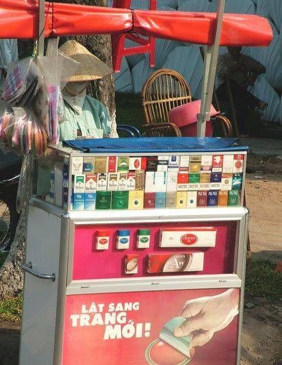 　煙攤，越南街頭隨處都是這樣的流動(dòng)小攤。