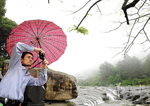 九鯉湖景區(qū)大霧籠罩,霧中美景若隱若現(xiàn),宛如人間仙境。