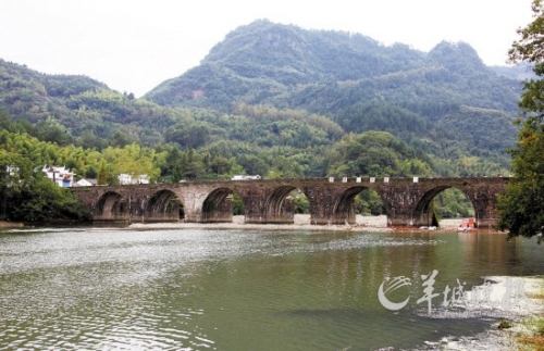 齊云山登封橋是登山的隘口,始建于明代,造型古樸典雅,蔚為壯觀(guān)。