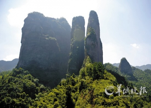 江郎山以“三爿石”著稱(chēng),三爿高約319米的巨石凌空而起。