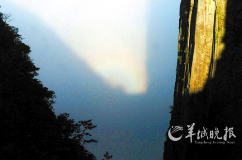 武功山四絕之一的“云海佛光”在大雨過(guò)后出現(xiàn)。