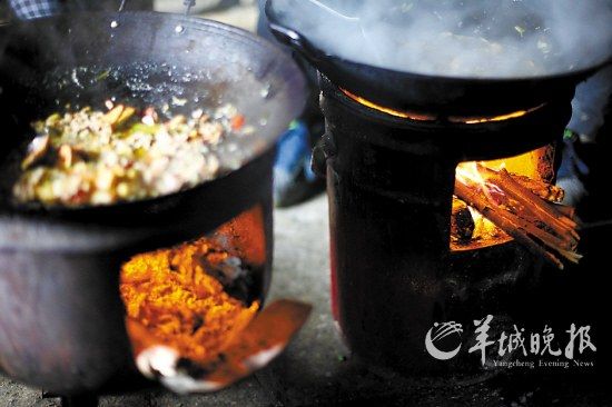 　　吃幾頓土家飯,喝幾杯土家酒,嘗幾塊土家肉。