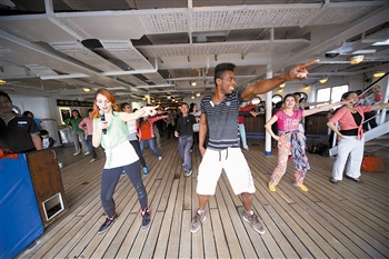　　游客在“海娜號(hào)”郵輪甲板上共舞。