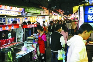 　　品味臺灣,又怎能錯過那些親民夜市。