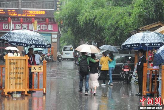 圖為“五一”小長(zhǎng)假首日門(mén)票檢查仍偏松。楊華峰 攝