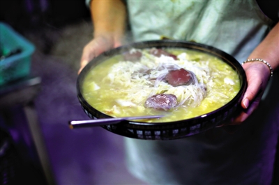 酸菜燉血腸是長白山一帶常見的菜品,有著東北地區(qū)典型的質(zhì)樸、實(shí)在的風(fēng)格。