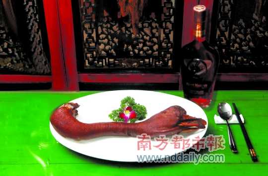 人頭馬誠(chéng)印干邑白蘭地是高端宴席的佐餐佳釀，圖為鹵水老鵝頭