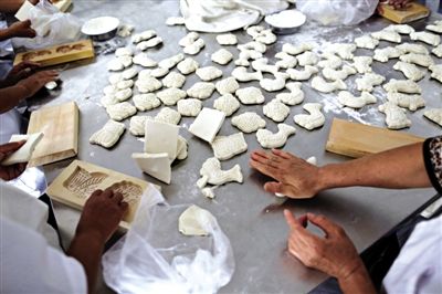 面花是黃驊最有特色的一種面食，常見于各種禮事和節(jié)日宴席上，充滿了儀式感。