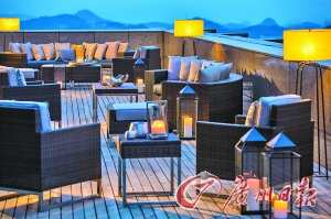 露臺(tái)能觀賞美麗山色。