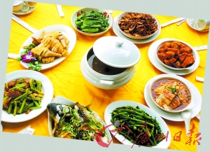 在封開品嘗各地美食,大飽口福。