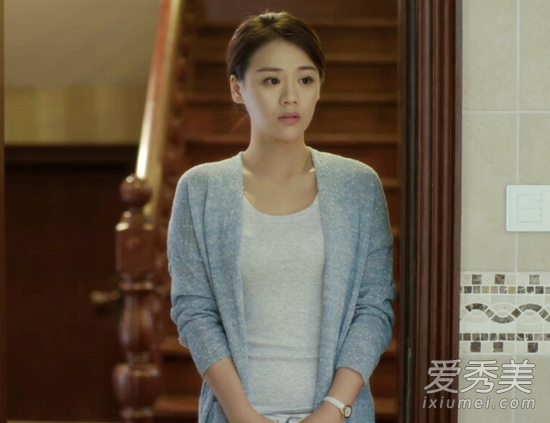 灰色開衫內(nèi)搭圓領(lǐng)的米色T恤，優(yōu)雅知性