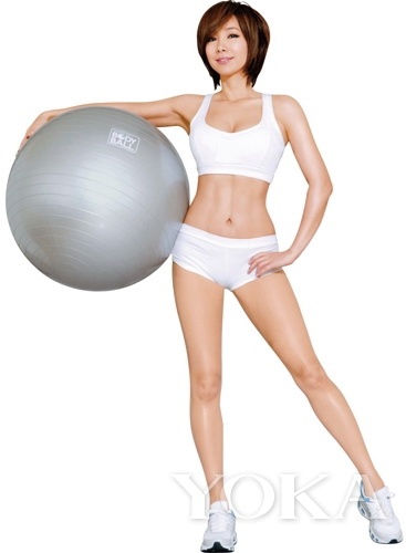 這個(gè)辣姐已經(jīng)是46歲超高齡啦，看人家的鉆石型小腹