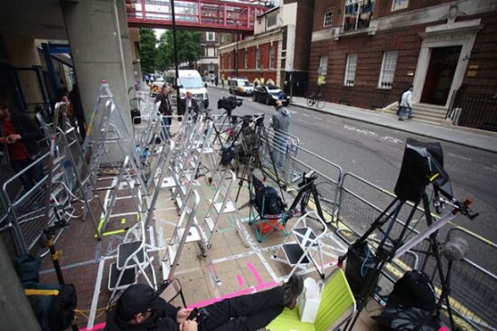 圣瑪麗醫(yī)院側(cè)門(mén)外已有眾多媒體駐扎