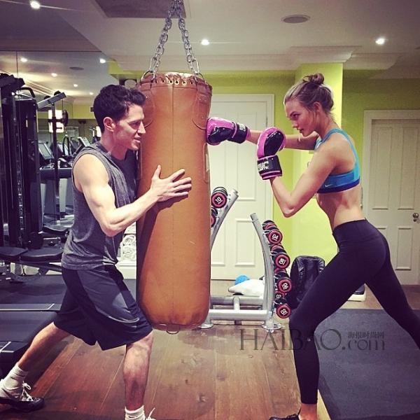 超?？ɡ颉た藙谒?(Karlie Kloss) 近期健身私照