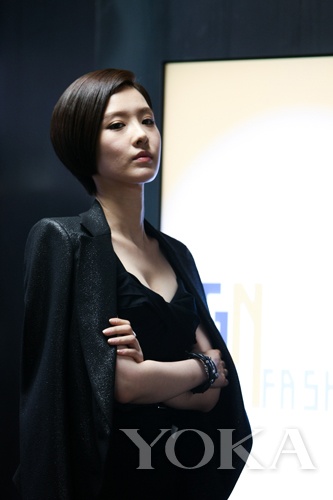 申映畫是極具事業(yè)心的富家小姐，造型簡約干練，面料質(zhì)地上乘