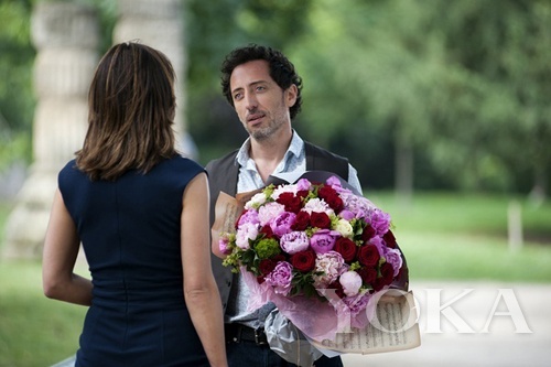 背影的完美同樣重要，衣服上的橫紋說明太緊繃、手肘處的橫紋說明肌質(zhì)老化。