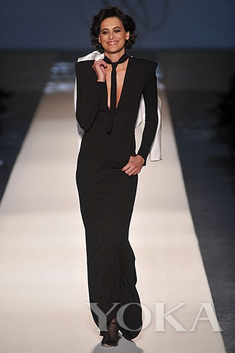 纖細(xì)的領(lǐng)帶既融于服裝，又升華造型