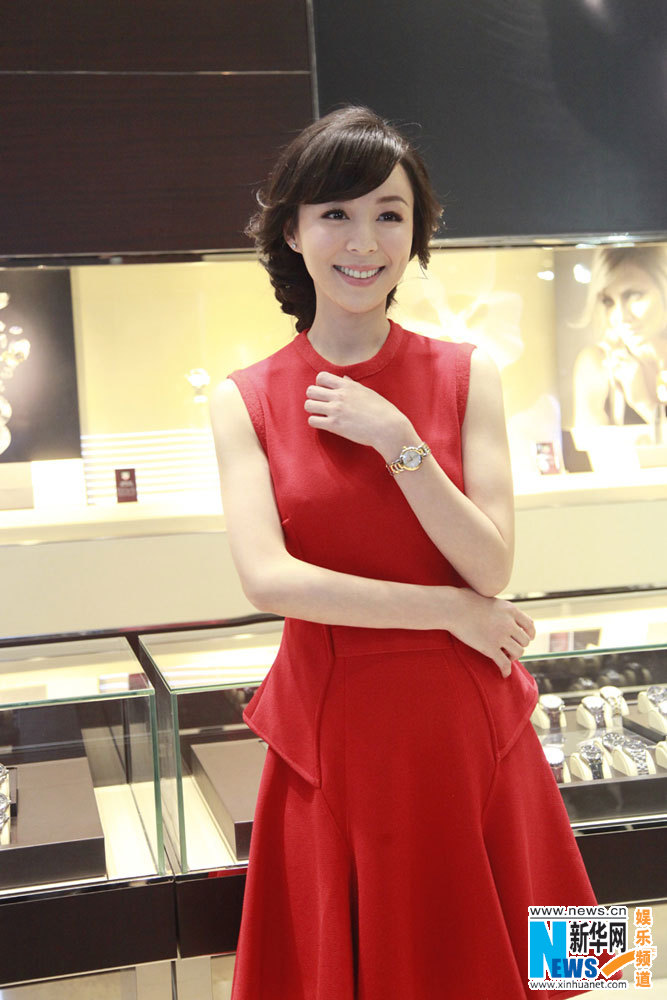 張靜初中國風(fēng)紅裙亮相 嬌艷俏麗笑容甜美楚楚動人