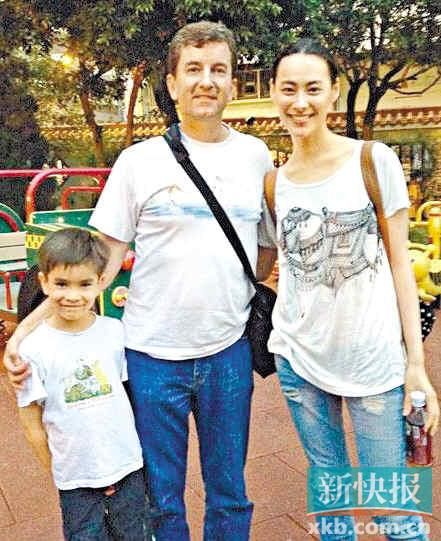 今年6月，梁洛施素顏返澳門探親。