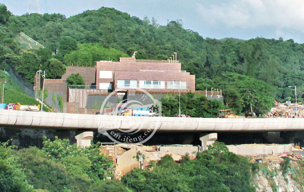 據(jù)悉，“皇宮”有3層高、分前后兩座大宅。前座兩層是邢家的游樂場，地下一層分別設(shè)有室外及室內(nèi)泳池，