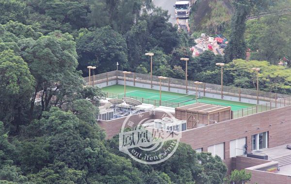 林青霞1994年6月29日嫁給香港商人邢李源，淡出影壇。林青霞婚后樂于相夫教女，其丈夫于2010年退