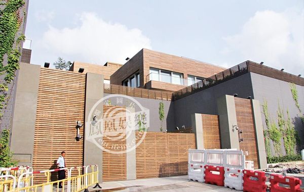 林青霞獲老公贈(zèng)價(jià)值9億多“皇宮”，圖為林青霞豪宅大門口。