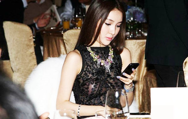 2013年11月30日，郭美美出席保利珠寶拍賣活動，現(xiàn)場郭美美一席透視的上衣性感現(xiàn)身，胸前乳貼顯露無