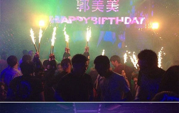 2013年6月16日下午，郭美美在網(wǎng)上曬出一組慶生照。通過照片可以看出，酒吧的巨大舞池中燃放焰火