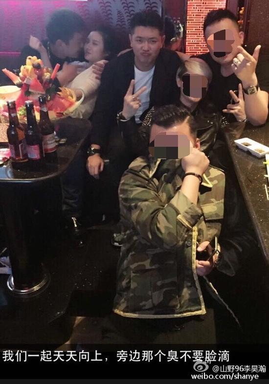 田源朋友辟謠稱左側(cè)抱著女子親吻的是田源的發(fā)小，女子的男友。