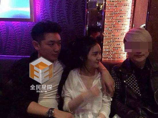 田源摟著激吻門女主，自稱是在勸架