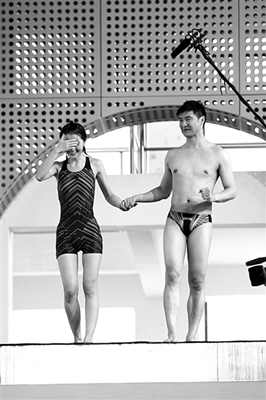 蔡卓妍進行《中國星跳躍》的訓練，她在教練田亮的陪伴下走上跳臺，但仍嚇得不敢往下看。 實習生 翟超 攝