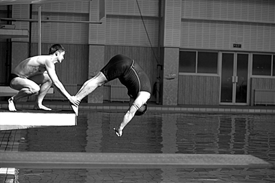 田亮正在給陳光標把關、塑形。