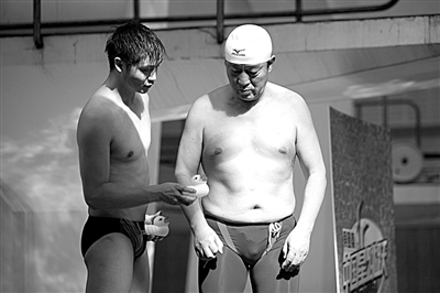 田亮給牛群解釋小鴨子的用途。