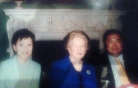 楊瀾丈夫公布與撒切爾夫人合影。