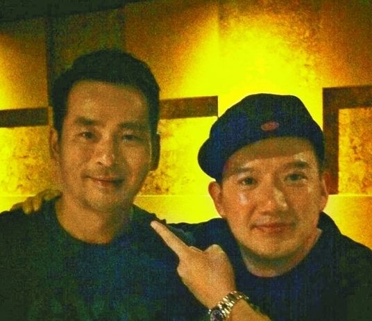 周焯華作為《低俗喜劇》投資人，與男主角杜汶澤合照。