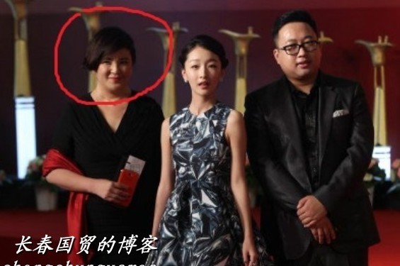 周冬雨與于正（右）和“干媽”（左）。