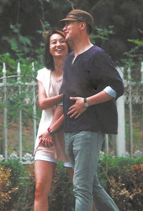 朱丹與神秘男友牽手亮相。