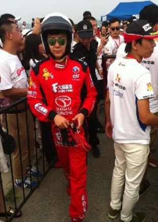 李晨撞車后看起來并無大礙，調(diào)整狀態(tài)繼續(xù)比賽。