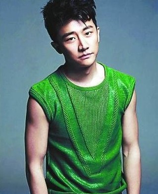 黃軒說起緋聞爆發(fā)的一剎那，語氣里還有點憤憤然。