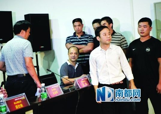 佛山精武會會長梁旭輝在弟子保護下來到現(xiàn)場。