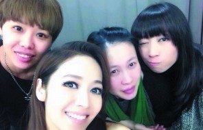 侯佩岑（中）14日在微博公開近照，被粉絲看出臉變圓。