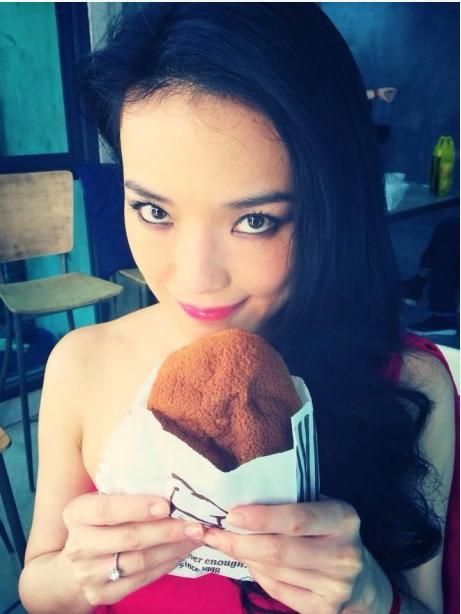 舒淇曬鴿子蛋戒指。