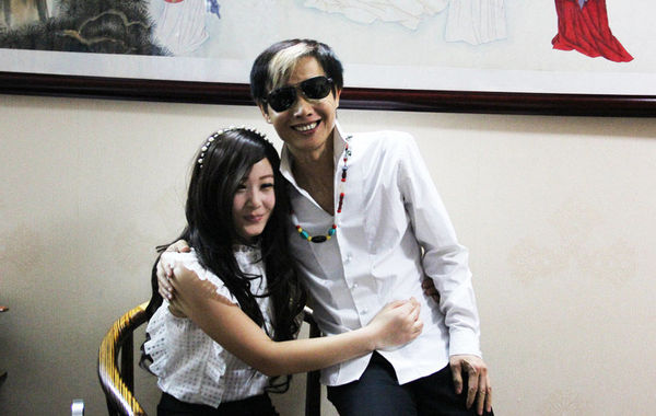 近日，55歲的鄧建國攜新女友恩愛現(xiàn)身，不但大曬甜蜜私密生活照，還在人前勾肩搭背大秀恩愛。