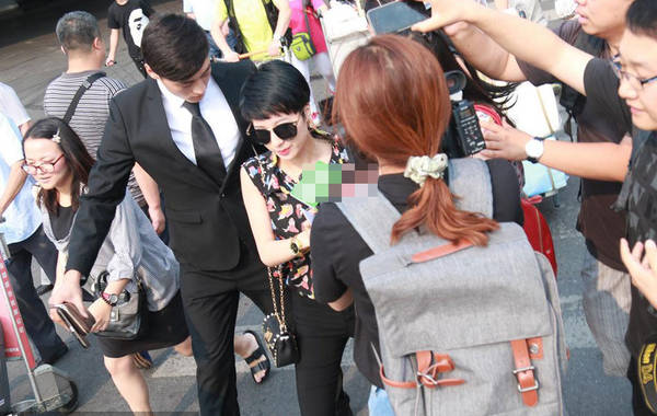 2015年7月6日，北京，陶喆前任楊子晴現(xiàn)身首都機場。剛一出來就遭到媒體圍堵，問及7號陶喆會有反駁證據(jù)