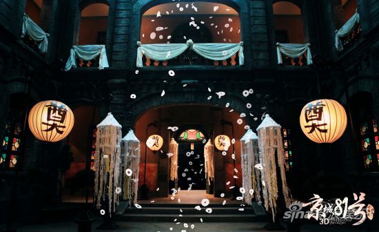 冥婚當(dāng)夜，霍家大院招魂幡隨風(fēng)擺動(dòng)，漫天冥幣飛舞