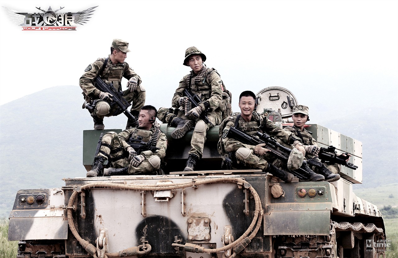 《戰(zhàn)狼》曝純爺們終極海報