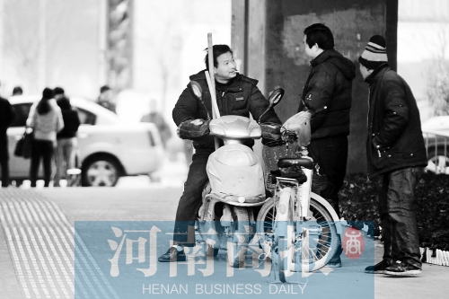 想讓農(nóng)民工安定下來(lái)，城市要給他們相應(yīng)的福利待遇，還有家的感覺(jué)