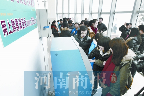 自動(dòng)售票機(jī)安裝在高校內(nèi)，方便了學(xué)生購(gòu)票返鄉(xiāng)