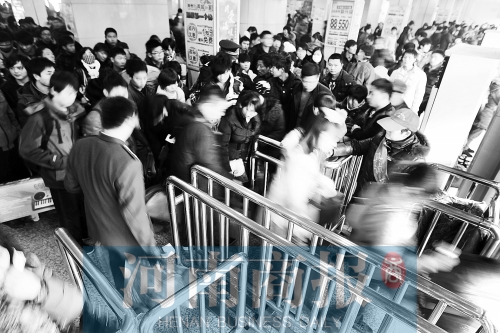 這兩天，汽車(chē)站客流量很大　